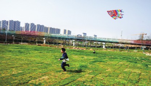 武汉市光谷生态大走廊放风筝的男孩。黄克瑶/摄