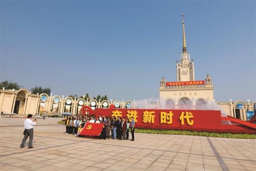 9月27日，“奋进新时代”主题成就展在北京展览馆开幕。
