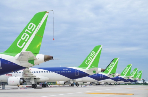  C919成为我国航空产业发展“新引擎”2022年7月18日，在陕西省蒲城县拍摄的C919大飞机的试飞机。新华社