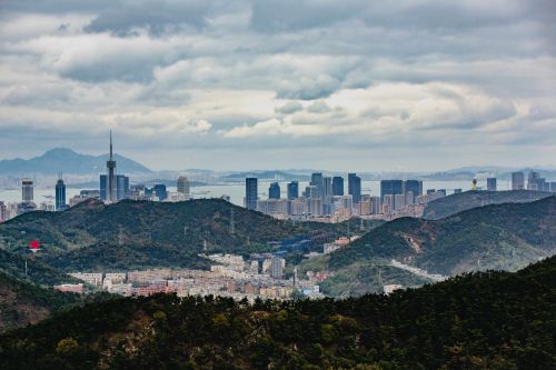 莲花山观景台俯瞰大连市景   刘运泽摄