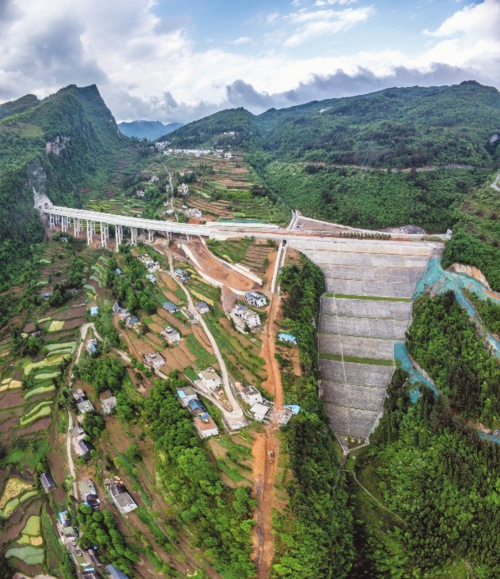 仁遵高速公路土建第三合同段特殊路段路基最高填方高度达到106.82米。张美超/供图