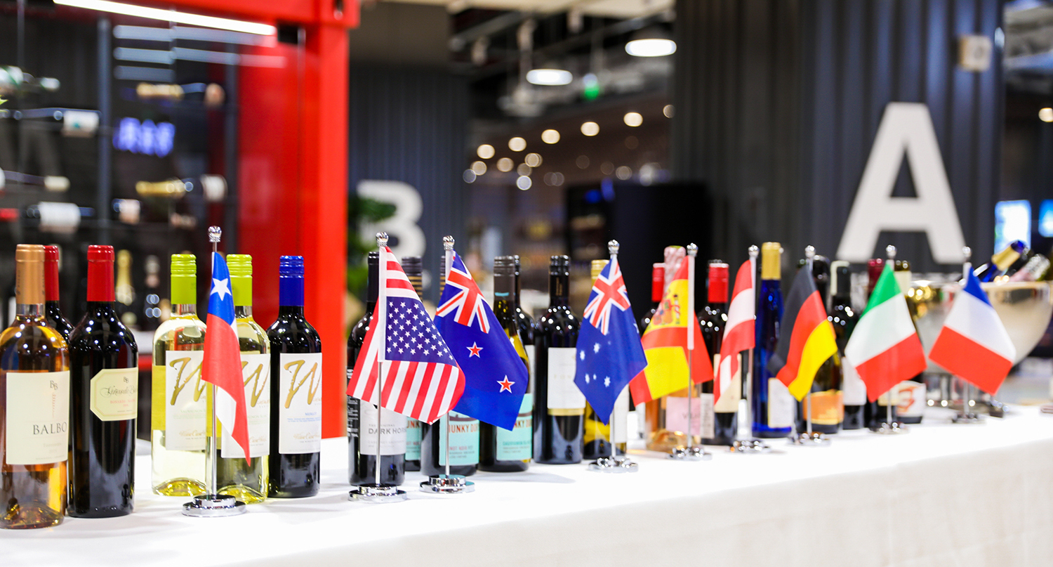 俄罗斯的伏特加、古巴的朗姆、苏格兰的威士忌等来自历届进博会的各国特色酒品虹桥国际酒窖亮相。
