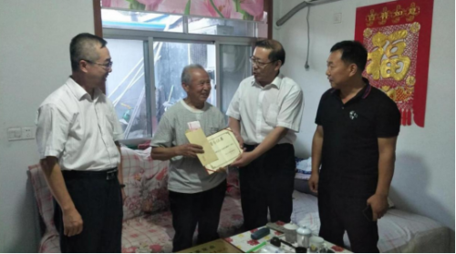 潍坊市发展改革委在昌邑为农调户颁发证书。供图：侯富翁