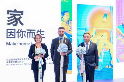 瑞典驻上海总领事馆总领事Marie-Claire Swärd Capra（左）、宜家中国总裁兼首席可持续发展官庞安泽（中）、中国国际进口博览局副局长孙成海（右）