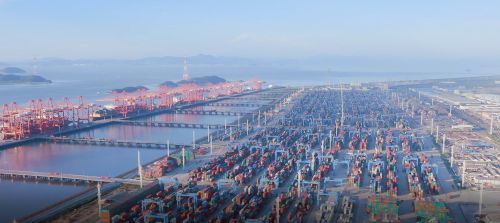 梅山港实景图。“港口大脑”实现资源高效调度，相当于为梅山港每两年省出一个造价10亿的泊位