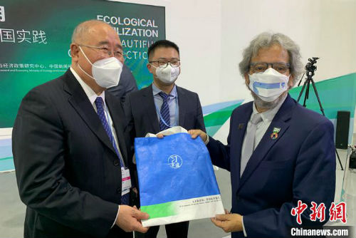 解振华特使向COP20主席、秘鲁前环境部长比达尔赠送“习言道”纪念品。<a target='_blank' href='/' >中新网</a>记者 陈天浩 摄