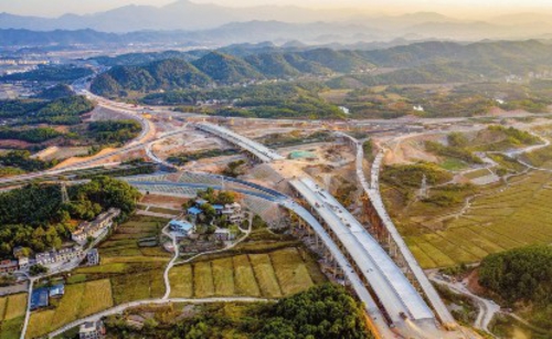 正在建设中的宜春至井冈山高速三阳至新田段新建工程新田枢纽。宜春交投集团/供图