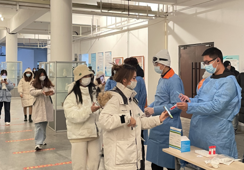 山东工艺美术学院团委组织学生志愿者参与核酸检测身份查验、秩序维护等工作。