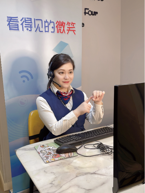 上海电信客服吴敏用手语在视频里给听障人士办理线上业务。