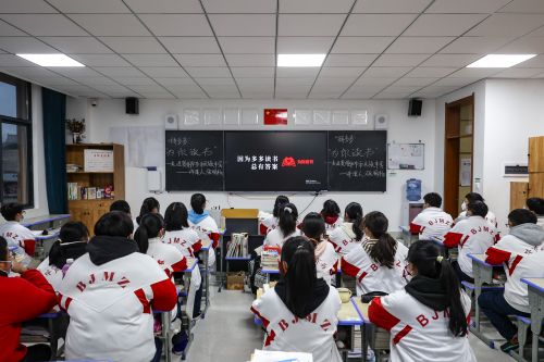 “为你读书”公益行动的足迹，遍布西藏、新疆、甘肃、青海、贵州、陕西、安徽、云南、湖北、江西等地的山区中小学、特殊学校。截至2022年12月，已累计捐赠图书超30万册。陈曦 摄

