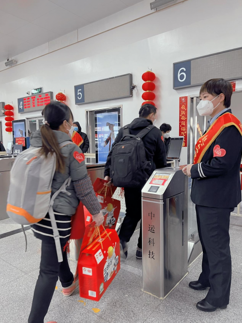 图八 旅客经过公益专口有序检票上车