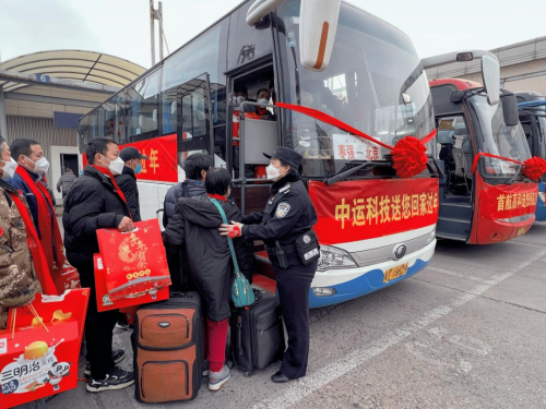 图十 返乡旅客在北京市公安局驻站民警王警官指引下有序上车