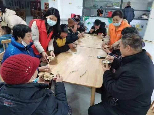 春节前夕，社区老人们吃上了热腾腾的饺子。程晖摄