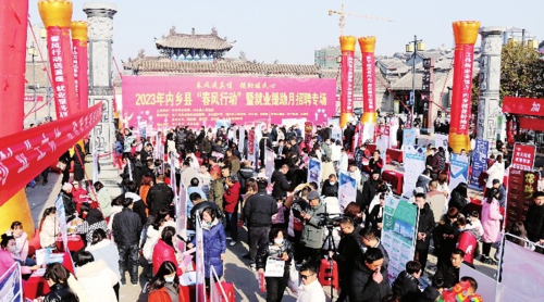  图为1月31日，求职者在河南省内乡县举行的春风行动暨就业援助月大型招聘会上了解岗位信息。新华社