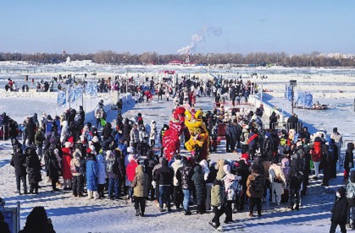 广大群众参与冰雪运动。哈尔滨市文旅集团/供图