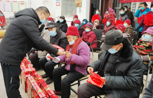 鱼台县李阁镇姜楼村为70岁以上老人发放“孝心养老金”。供图：鱼台县委宣传部