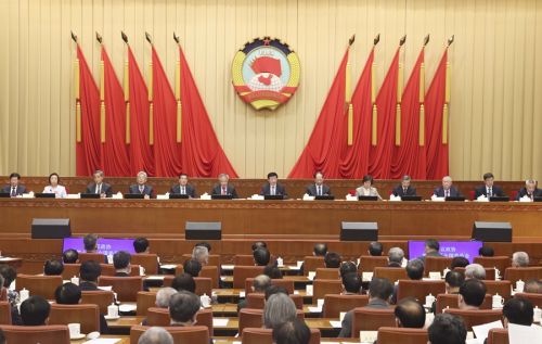 全国政协十四届一次会议主席团举行第二次会议 王沪宁主持会议听取有关议题的说明