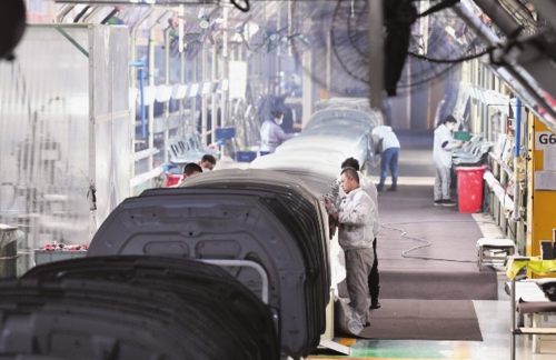  长春万华汽车实业有限公司生产车间有条不紊地开展生产。