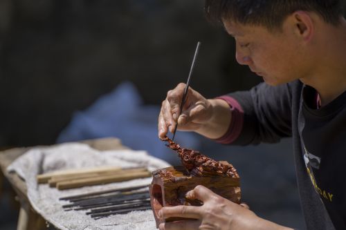 在传统非遗工艺大比拼现场，来自宁国市梅林镇张徽华木艺雕刻的作品荣获一等奖。