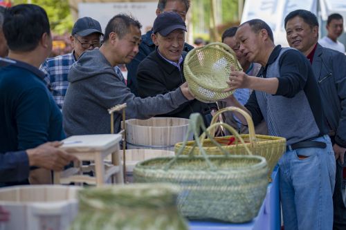 传统非遗工艺大比拼现场，乡村能工巧匠们的作品，吸引了游客们观赏。