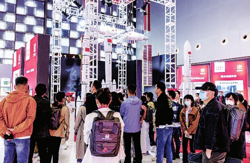     5月10日，2023年中国品牌博览会在上海拉开帷幕。中国航天科技集团带来的“中国空间站110模型”，是今年博览会线下展示的“镇馆之宝”，吸引了不少参观者驻足拍照。本报前方记者苗露/摄
