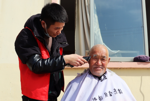 志愿者为老年人免费理发。供图：鱼台县委宣传部