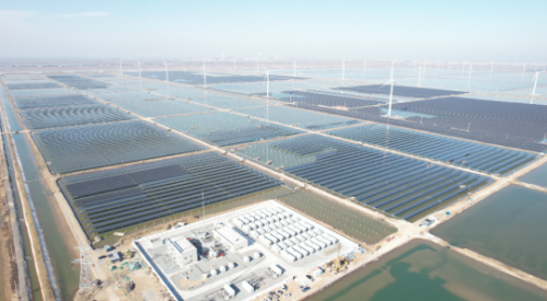 潍坊滨海风光储智慧能源示范基地一期300兆瓦光伏发电项目鸟瞰图。
