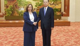 赵乐际会见阿根廷众议长莫雷阿乌