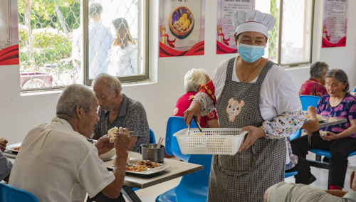 谷亭街道演武坡村老人们在幸福食堂就餐。供图：鱼台县委宣传部