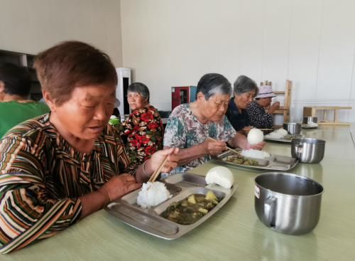 老砦镇陆姚村村民在幸福食堂就餐。供图：鱼台县委宣传部