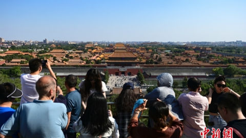 6月22日，北京，游客在景山公园游览、拍照。当日是端午节假期首日，北京旅游景区游客众多。<a target='_blank' href='/'>中新社</a>记者 田雨昊 摄