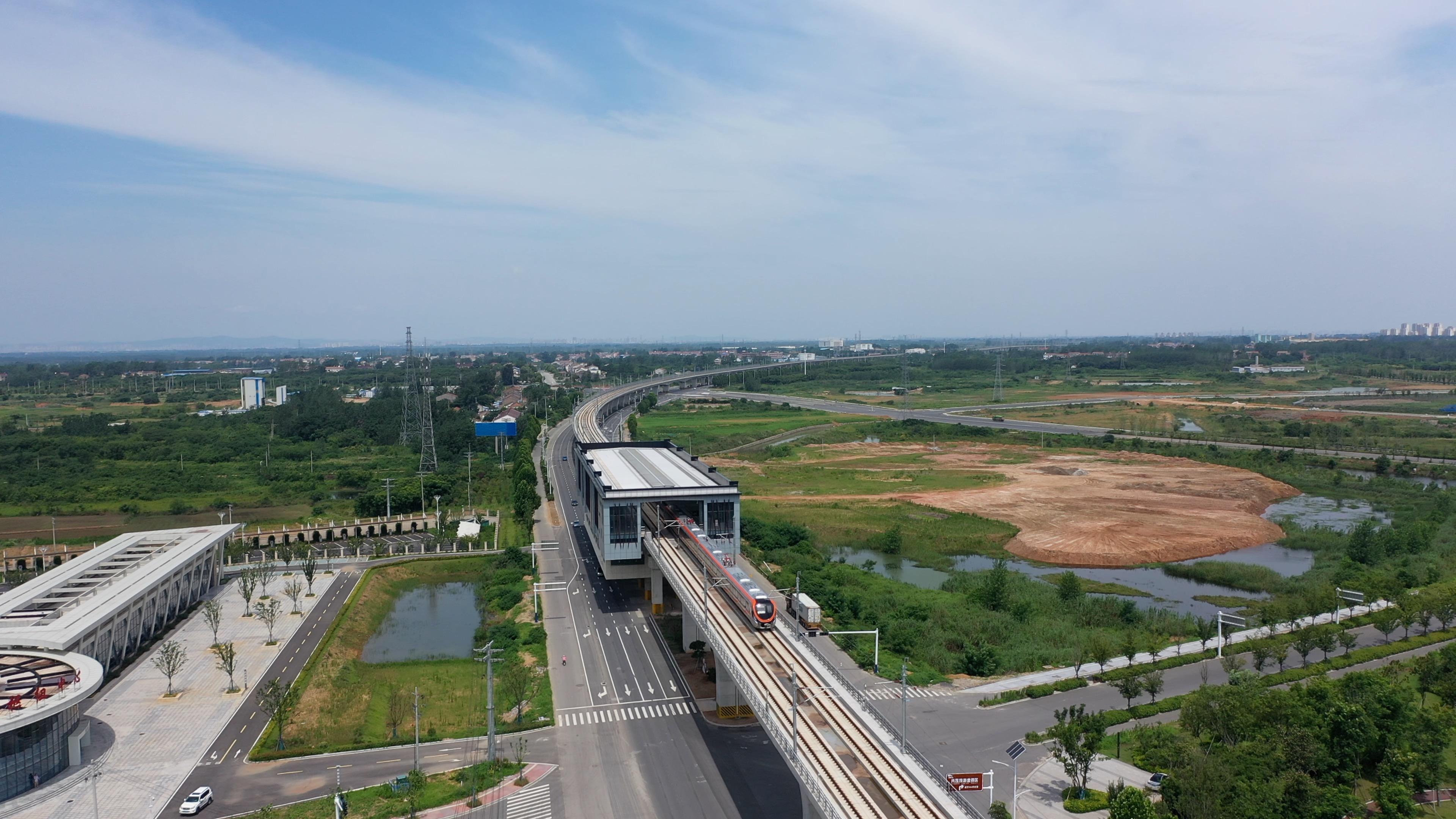 6月28日上午，滁州（滁）至南京（宁）城际铁路（滁州段）工程正式开通运营。