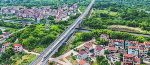  我国首条民营控股高铁——杭台高铁自开通以来，已累计开行列车近两万列，运送旅客超千万人次。图为列车在杭台高铁位于浙江嵊州境内的路段行驶。新华社