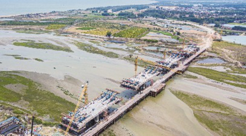  海南环岛旅游公路东方段已现雏形。图为建设中的海南环岛旅游公路东方段感城港大桥。新华社