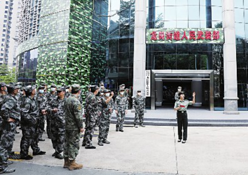  深圳市专武干部集训队参观学习龙岗街道基层武装工作。