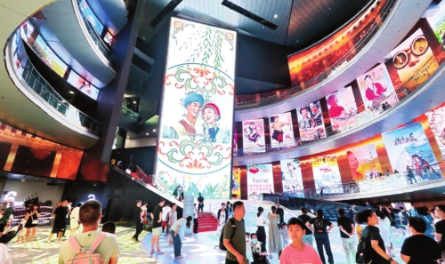  随着电影市场的强劲复苏，电影文化吸引了越来越多的观众走进中国电影博物馆。图为影博物馆了解电影文化的历史和发展。8月20日，参观者在中国电    商雨晗/摄