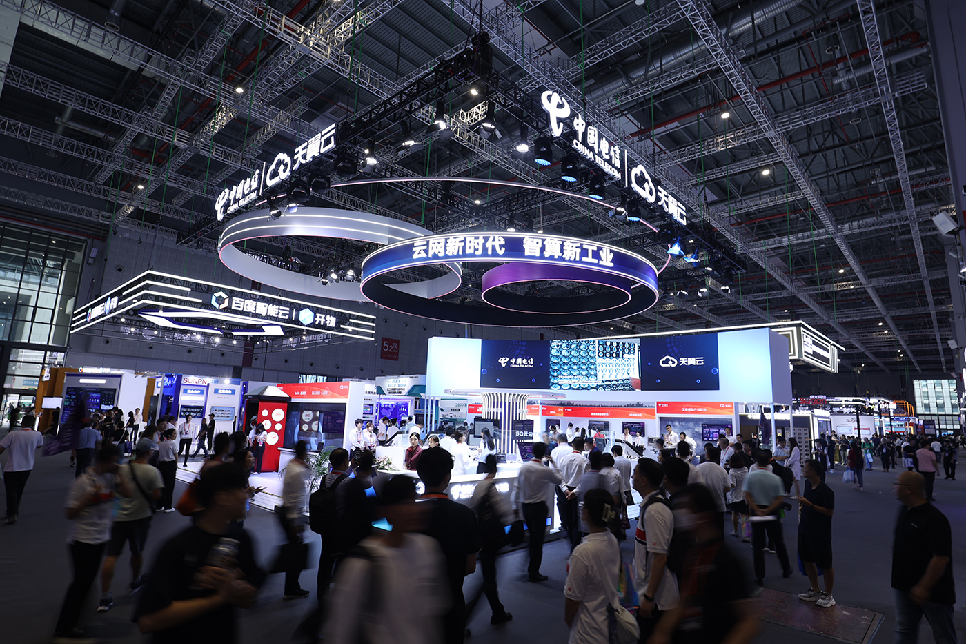 9月19日，第23届中国国际工业博览会在上海召开，中国电信以“云网新时代，智算新工业”为主题参展。