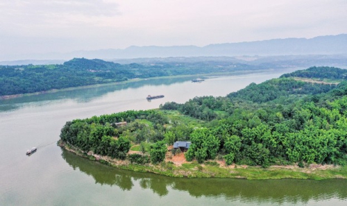  近年来，地处三峡库区腹地的重庆市忠县坚持生态优先、绿色发展，积极推动长江江心岛及湿地保护修复，分类分段治理江岸及消落带生态环境，进一步筑牢长江上游重要生态屏障。图为长江重庆忠县段景象。新华社