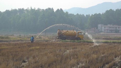 衡阳县库宗桥镇华山村油菜堆肥还田和水肥还田作业现场