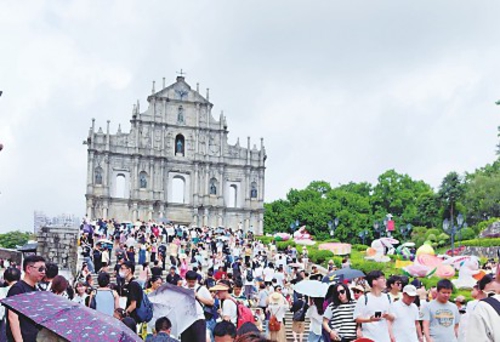 10月3日，澳门大三巴景区天气炎热，人潮汹涌。