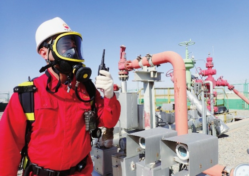  位于土库曼斯坦列巴普州的中国石油阿姆河天然气公司内，马佳洛夫·别贺卓特正在戴着呼吸器进行检修作业。新华社