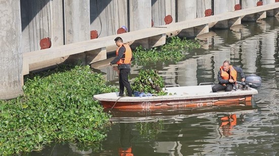 （对于部分边角区域实行人力打捞）