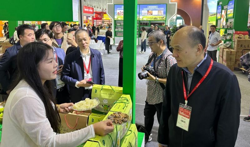 衡阳县企业负责人正在推介农产品