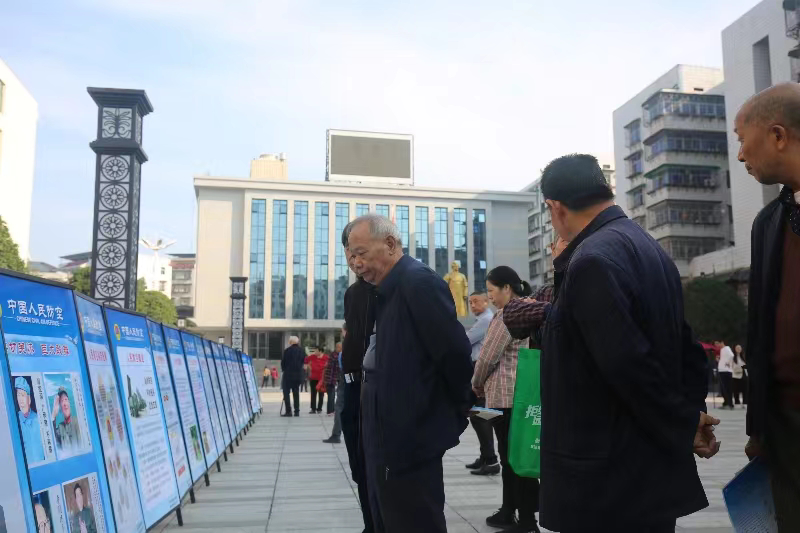 市民驻足观看宣传展板