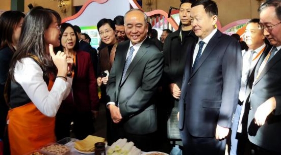 山东省省委书记林武，省长周乃翔在推介会上了解关心年菜 “八仙宴”。