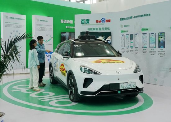 图为2023年中国国际服务贸易交易会上亮相展区的一款自动驾驶汽车。新华社记者 张晨霖 摄