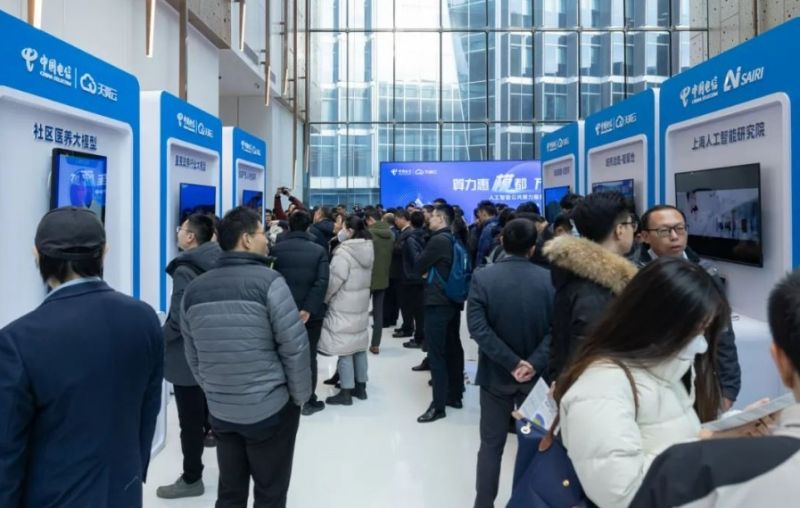 1月22日，上海电信联合徐汇区政府共同举办“算力惠模都 万兆连速城”人工智能公共算力服务产品发布会的展区。