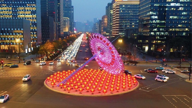 上海浦东的大街小巷挂起了红灯笼