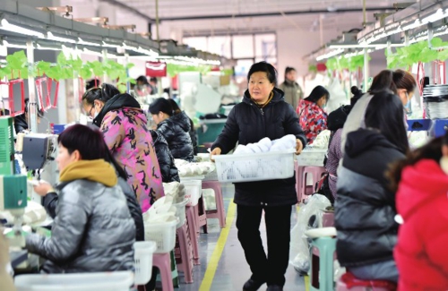  近年来，河北省邢台市威县积极为创业就业者搭建服务平台，通过创业培训、贷款担保、科技服务等惠民举措，帮扶中小、微小企业发展。图为工作人员在威县一家创业就业孵化基地内的企业生产线上工作。新华社