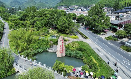  2023年8月初，浙江省湖州市安吉县余村成功进行了首次“绿电绿证”交易。图为游客在安吉余村的绿水青山间参观。新华社